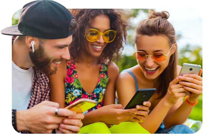 Personas felices recibiendo celular a crédito en Colombia